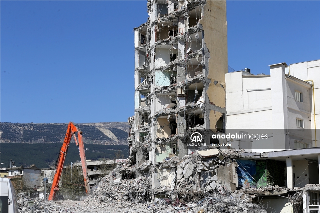 Kahramanmaraş'ta bina yıkım ve enkaz kaldırma çalışmaları 18 mahallede devam ediyor