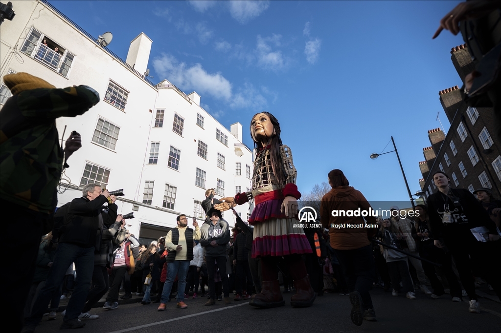 Pawai Ramadan bersama boneka raksasa Little Amal di London