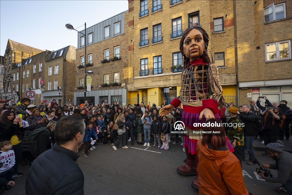 Pawai Ramadan bersama boneka raksasa Little Amal di London