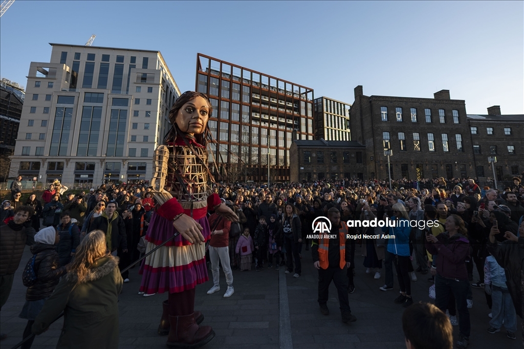 Pawai Ramadan bersama boneka raksasa Little Amal di London