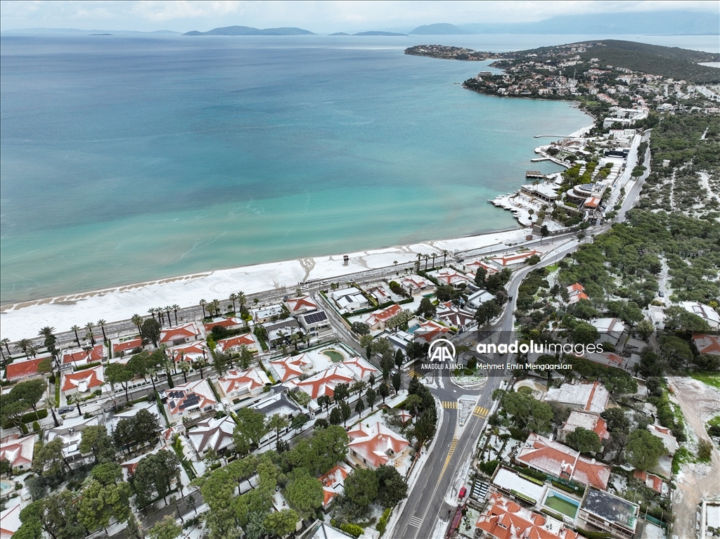 Dolunun etkili olduğu Çeşme'de plajlar beyaza büründü