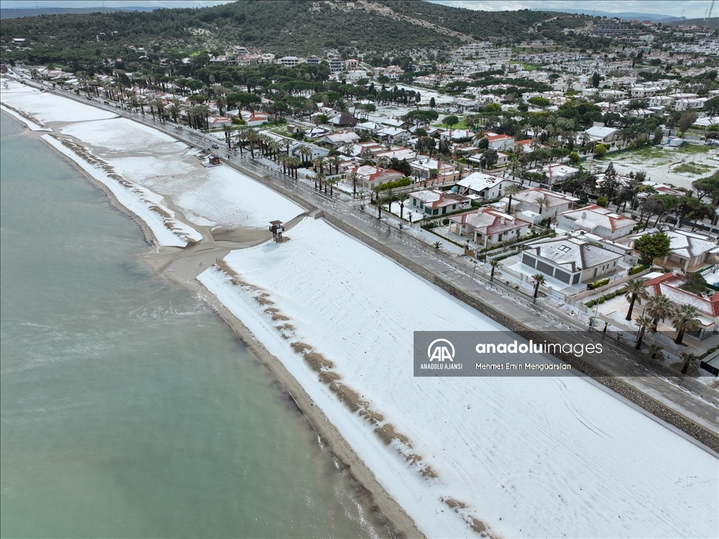 Dolunun etkili olduğu Çeşme'de plajlar beyaza büründü