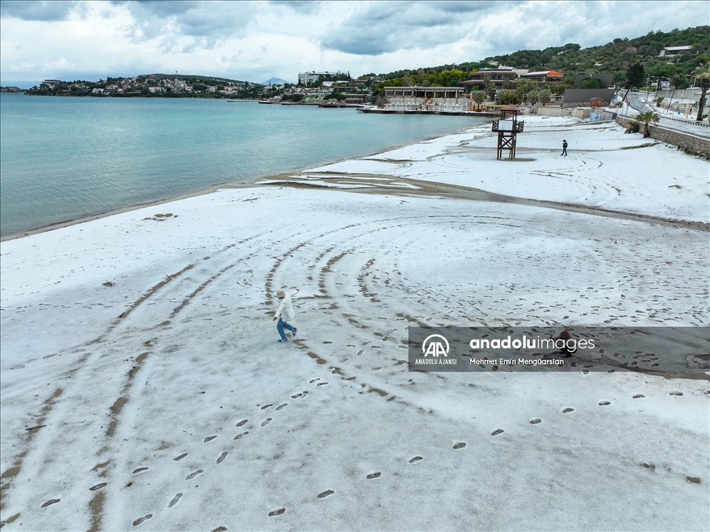 Dolunun etkili olduğu Çeşme'de plajlar beyaza büründü