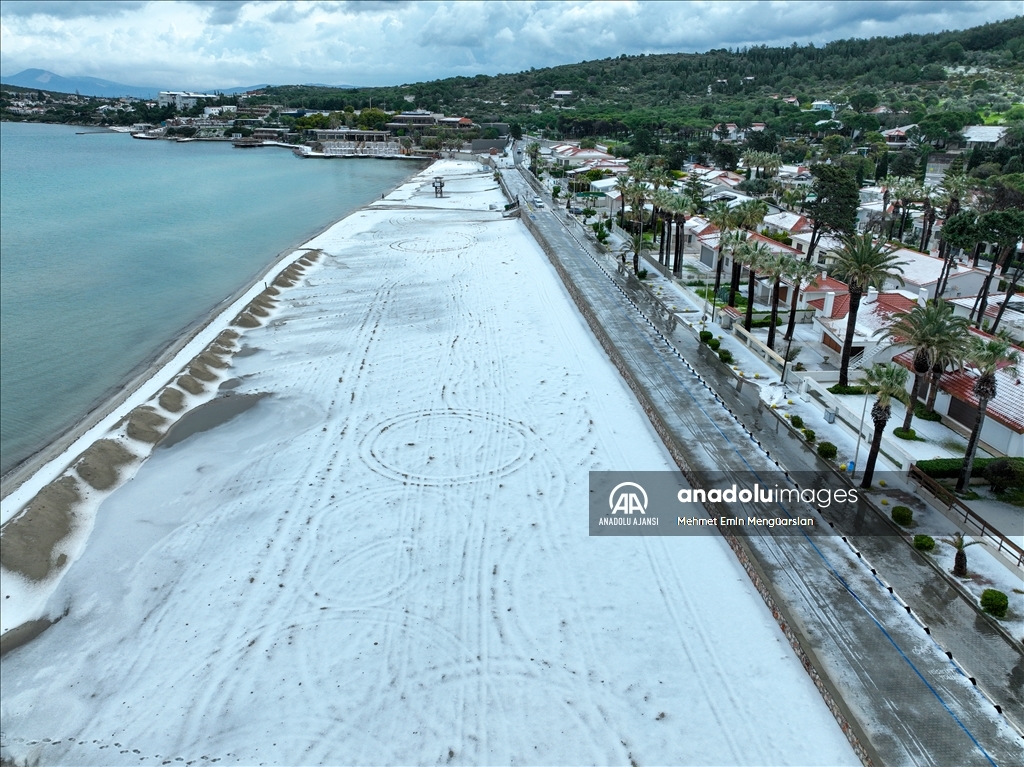 Dolunun etkili olduğu Çeşme'de plajlar beyaza büründü