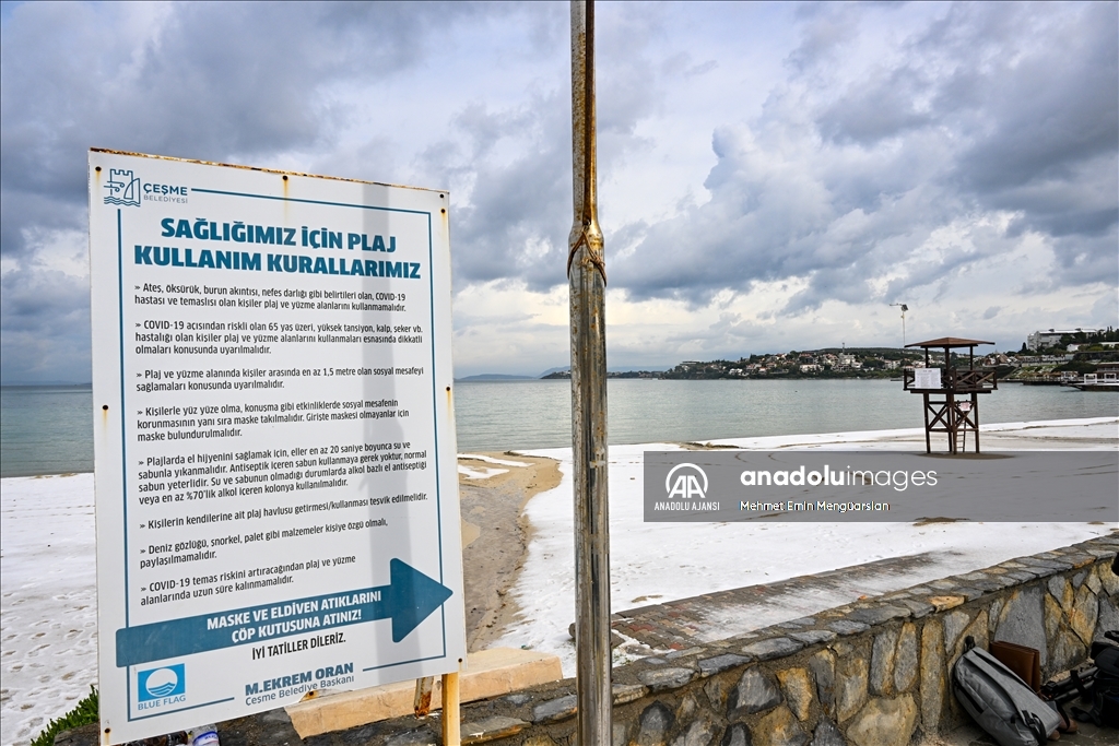 Dolunun etkili olduğu Çeşme'de plajlar beyaza büründü