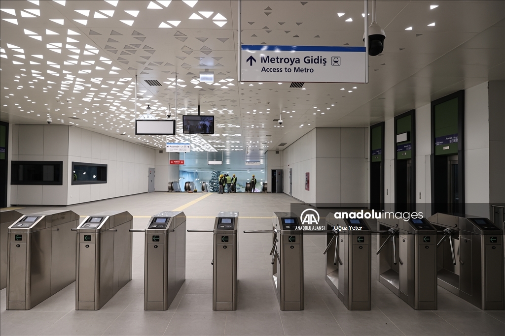 Başakşehir-Kayaşehir Metro Hattı'nda sanat galerisini andıran istasyon