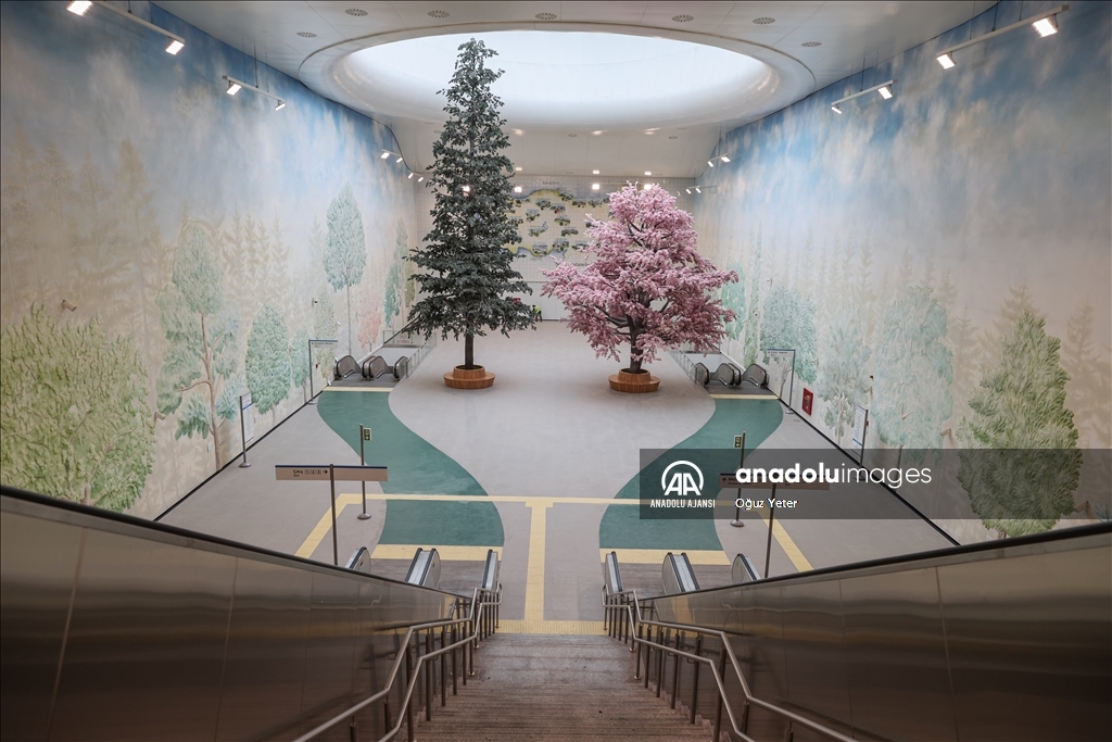 Başakşehir-Kayaşehir Metro Hattı'nda sanat galerisini andıran istasyon