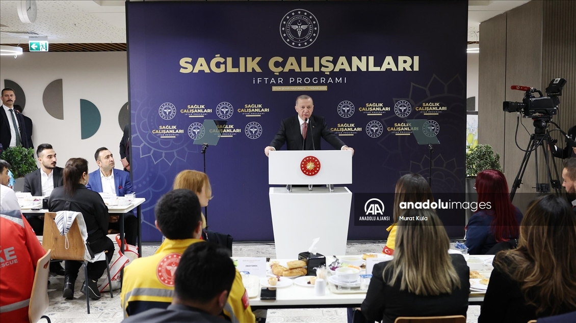 Cumhurbaşkanı Recep Tayyip Erdoğan, sağlık çalışanlarıyla iftar yaptı