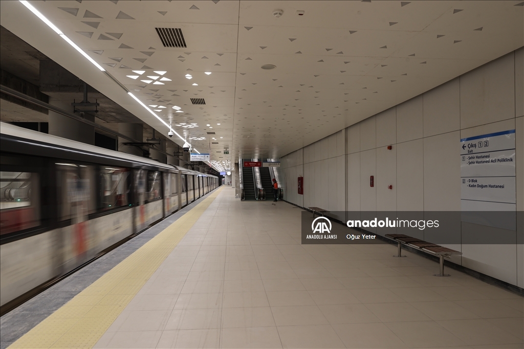 Başakşehir-Kayaşehir Metro Hattı'nda sanat galerisini andıran istasyon