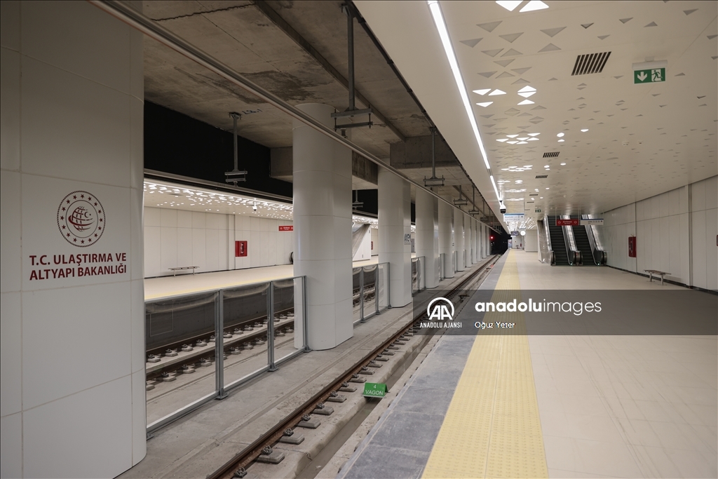 Başakşehir-Kayaşehir Metro Hattı'nda sanat galerisini andıran istasyon