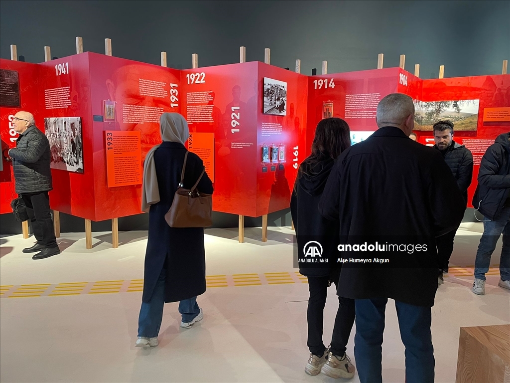 Aşık Veysel'in aile fotoğrafları ve hayatı AKM'de sergileniyor