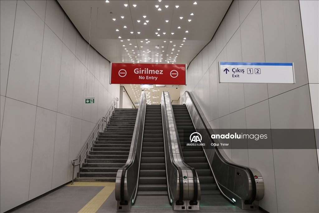 Başakşehir-Kayaşehir Metro Hattı'nda sanat galerisini andıran istasyon