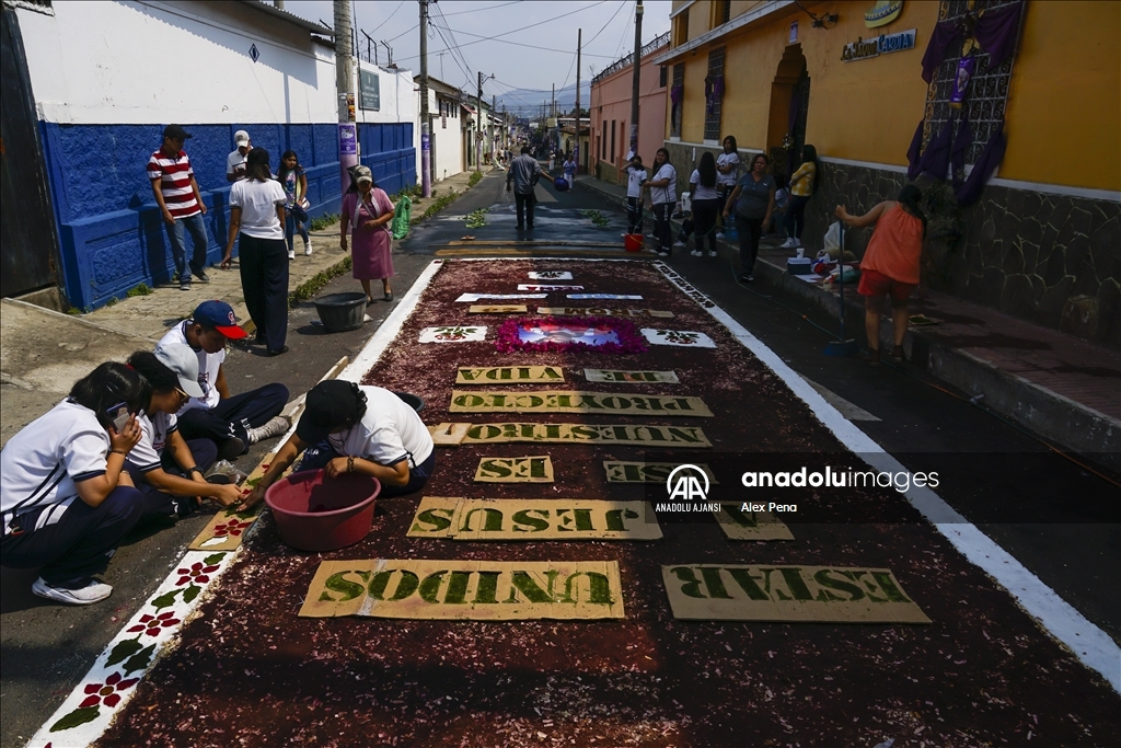 El Salvador'da kutsal haftasında doğal halı geleneği