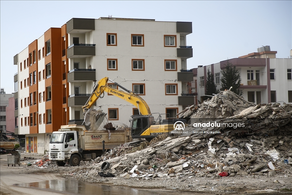 İskenderun'da bina yıkım ve enkaz kaldırma çalışmaları sürüyor