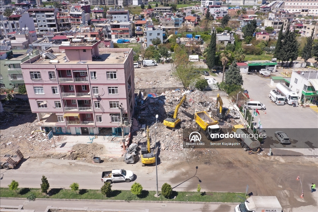 İskenderun'da bina yıkım ve enkaz kaldırma çalışmaları sürüyor