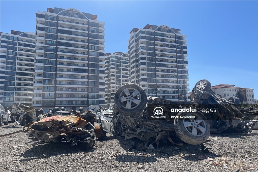 İskenderun'da bina yıkım ve enkaz kaldırma çalışmaları sürüyor