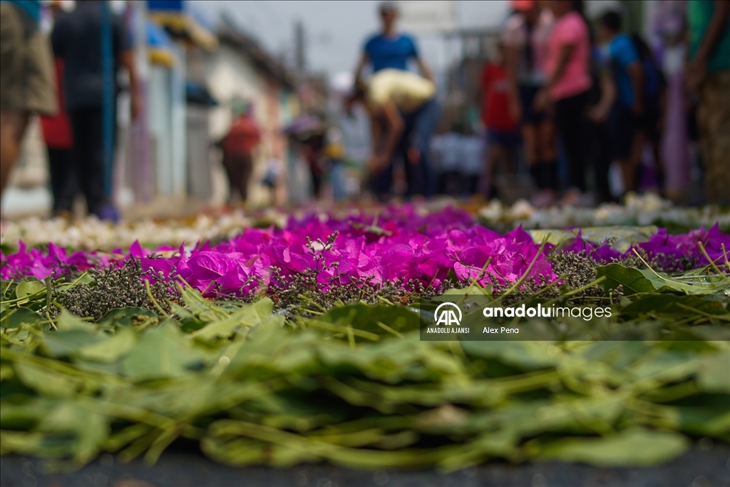 El Salvador'da kutsal haftasında doğal halı geleneği