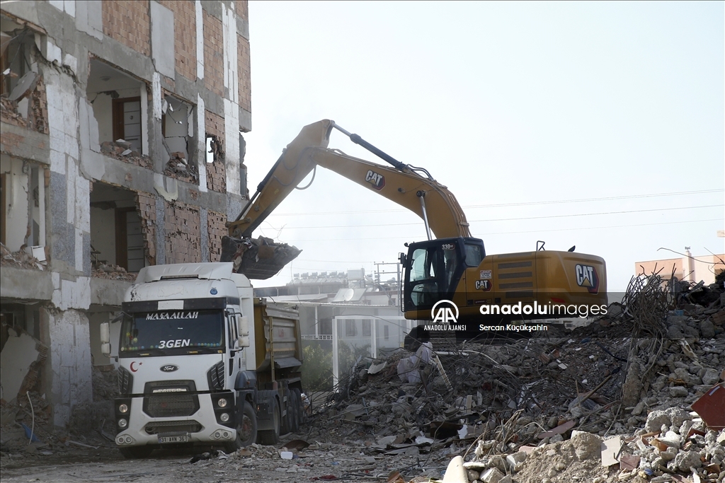 İskenderun'da bina yıkım ve enkaz kaldırma çalışmaları sürüyor