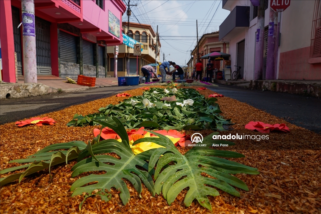El Salvador'da kutsal haftasında doğal halı geleneği