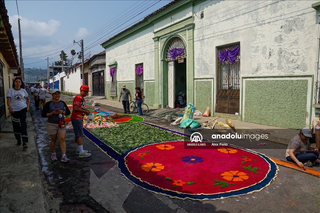 El Salvador'da kutsal haftasında doğal halı geleneği
