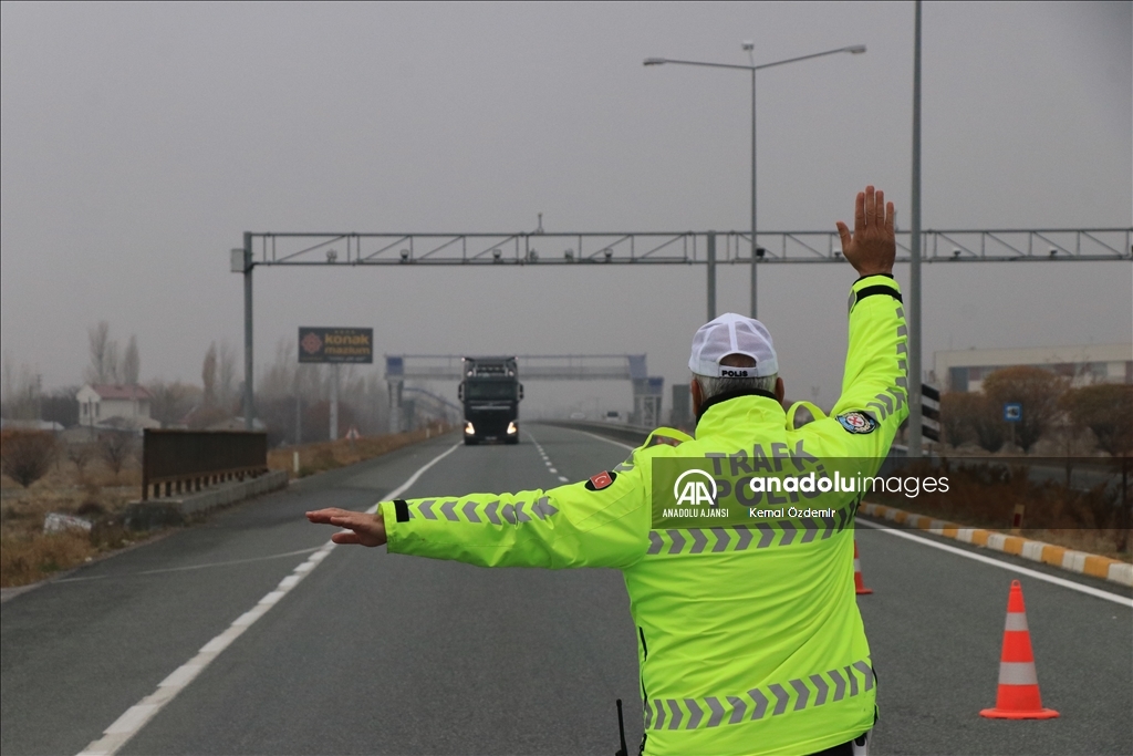 Erzincan'da trafik ekipleri yüksek rakımlı geçitleri kullanacak sürücüleri uyardı
