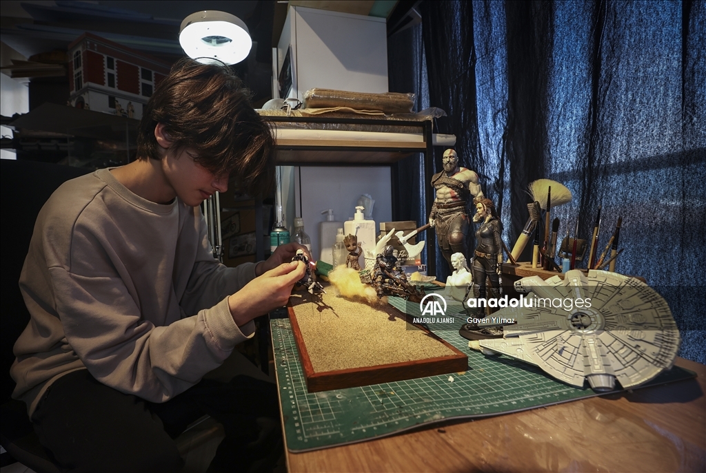 Baba oğul, film sahnelerine "diorama"yla yeniden hayat verdi