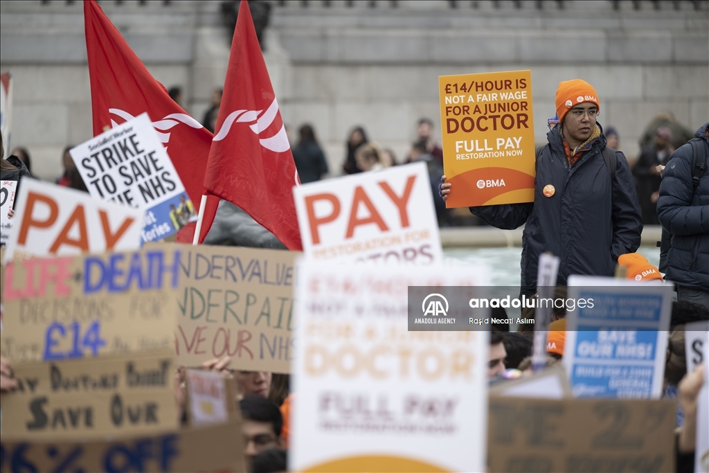 Ribuan dokter gelar aksi mogok kerja menuntut kenaikan upah di London