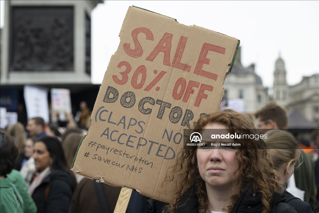 Ribuan dokter gelar aksi mogok kerja menuntut kenaikan upah di London