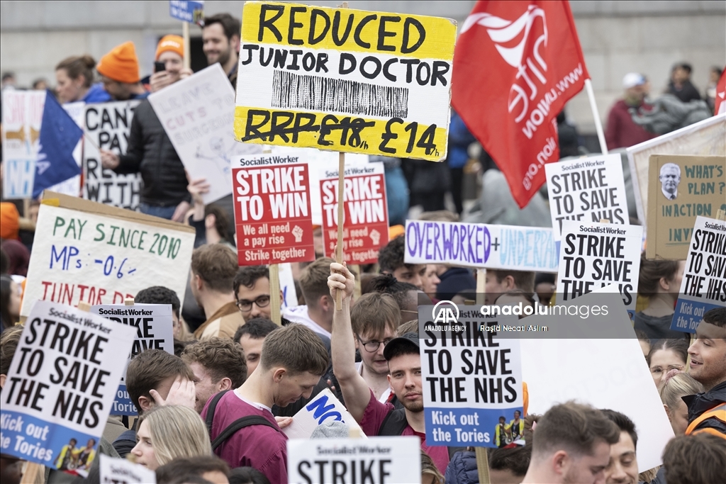 Ribuan dokter gelar aksi mogok kerja menuntut kenaikan upah di London