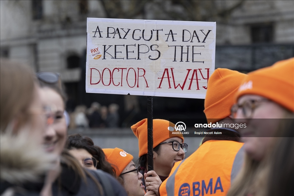 İngiltere'de greve giden binlerce pratisyen hekim başkentte gösteri düzenledi