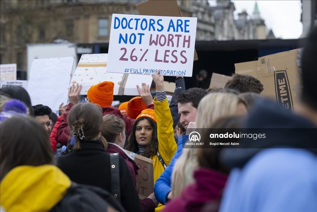 Ribuan dokter gelar aksi mogok kerja menuntut kenaikan upah di London