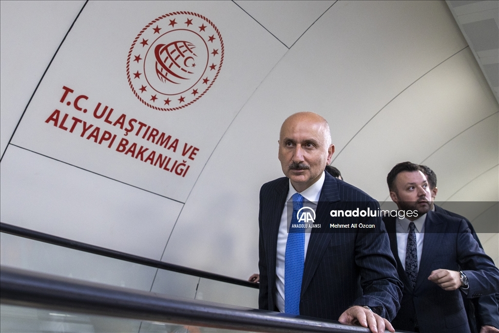Bakan Karaismailoğlu, AKM-Gar-Kızılay Metro Hattı'nda incelemelerde bulundu