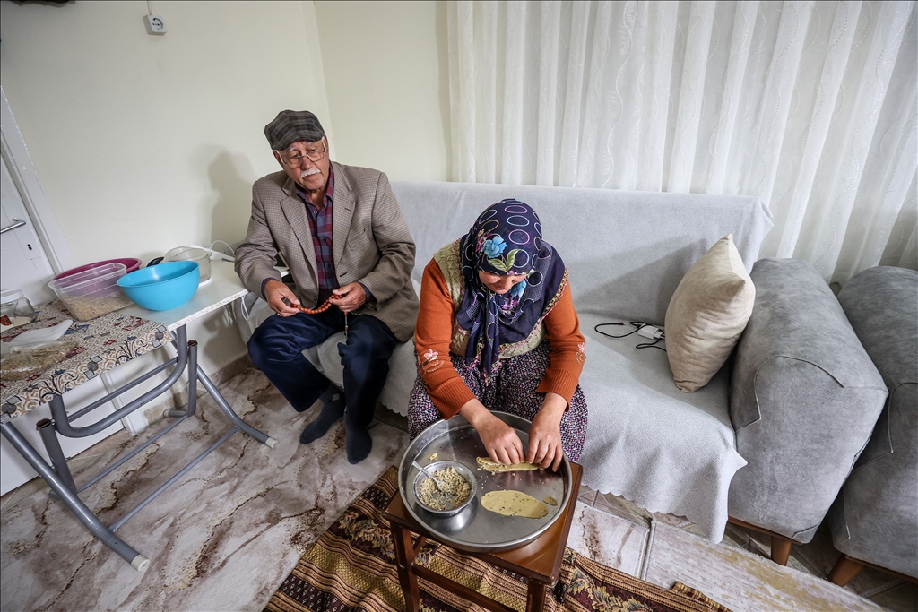 Yayladağı'nda kadınlar Ramazan Bayramı için "halaka" kurabiyesi hazırlıyor