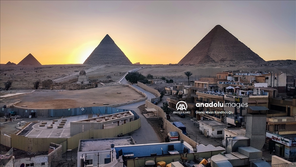 Mısır’da yüzlerce yıldır gizemini koruyan Giza piramitleri ilgi odağı olmayı sürdürüyor