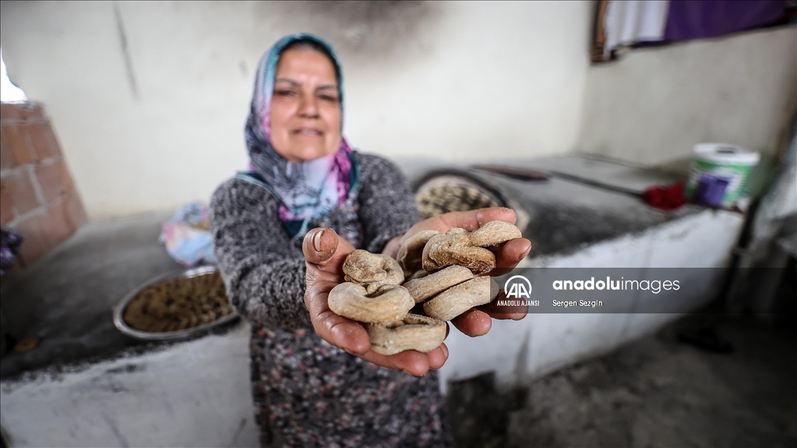 Yayladağı'nda kadınlar Ramazan Bayramı için "halaka" kurabiyesi hazırlıyor