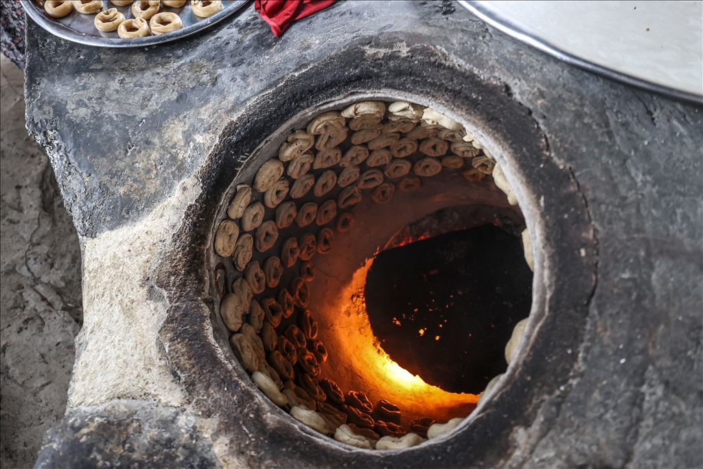 Yayladağı'nda kadınlar Ramazan Bayramı için "halaka" kurabiyesi hazırlıyor