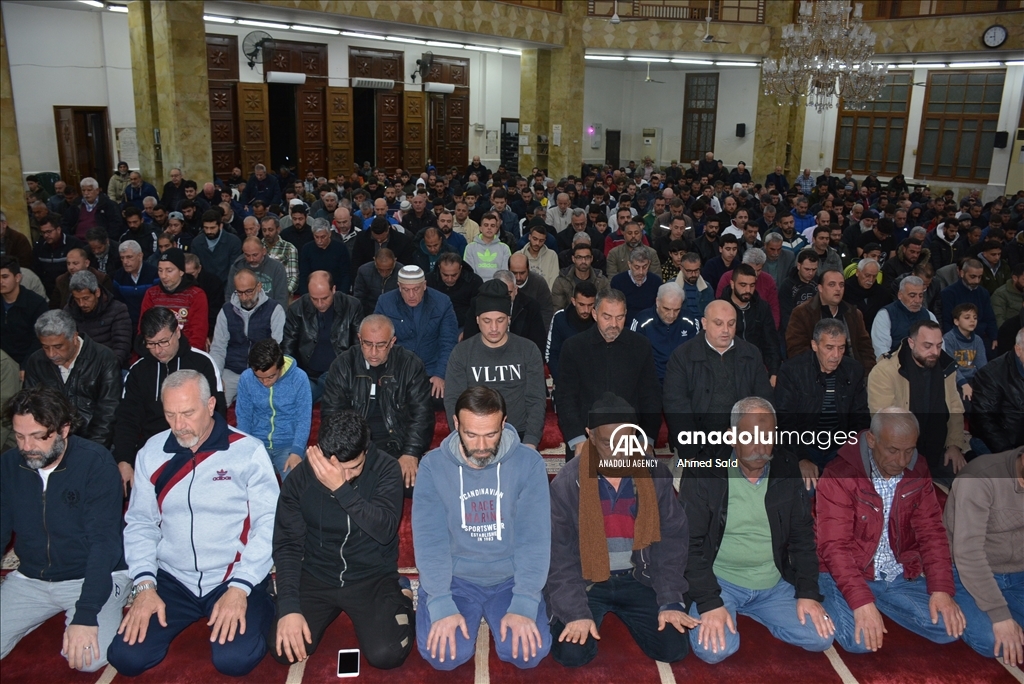 لبنان.. مساجد طرابلس تكتظ بالمعتكفين وزوار "الأثر النبوي"