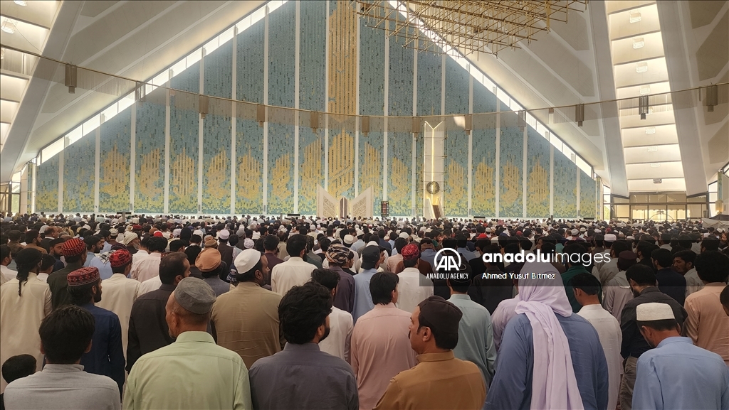 باكستان.. عشرات الآلاف يحيون "جمعة الوداع" بمسجد "الملك فيصل"