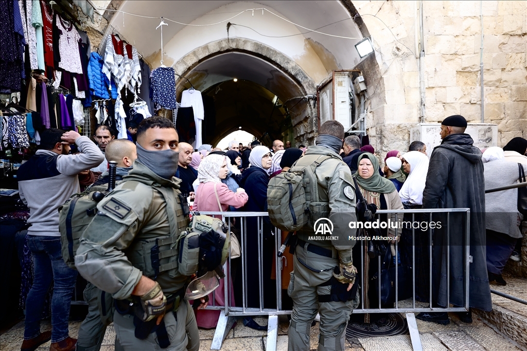 حضور فلسطینیان در مسجدالاقصی برای ادای آخرین نماز جمعه ماه رمضان