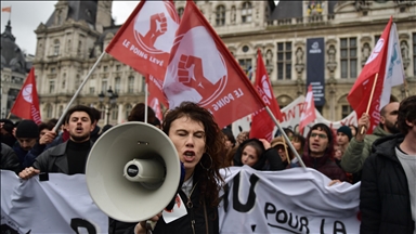 Paris'te göstericiler emeklilik reformuna karşı sokağa indi