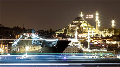 TCG Anadolu gemisi Sarayburnu Limanı'na demirledi