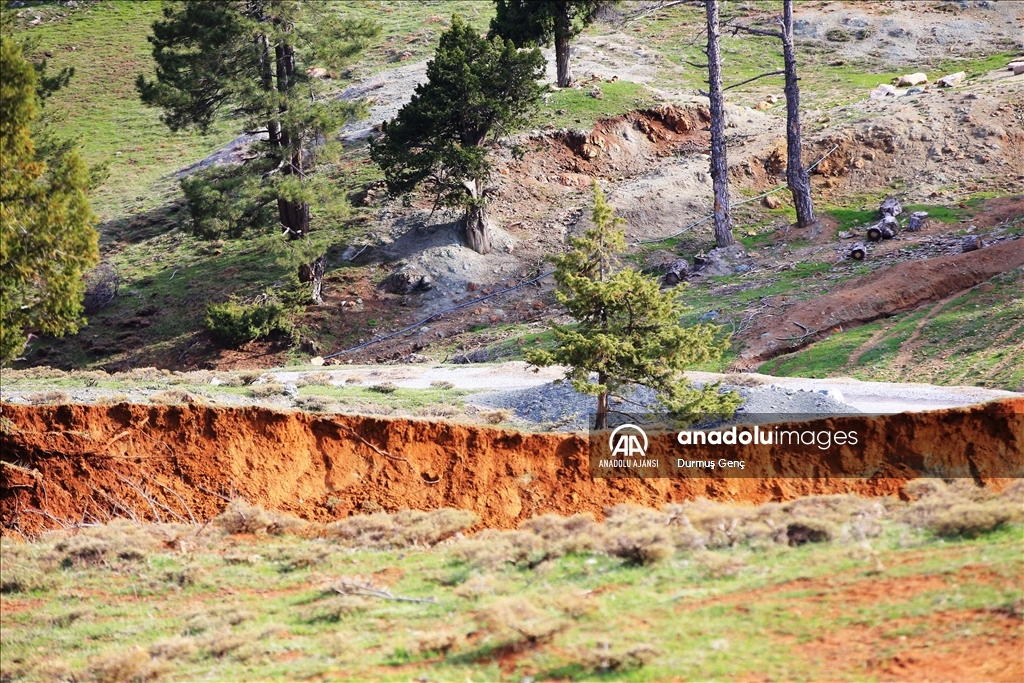 Kahramanmaraş'taki depremler Göksun'da yüzey kırıkları ve çökmelere neden oldu