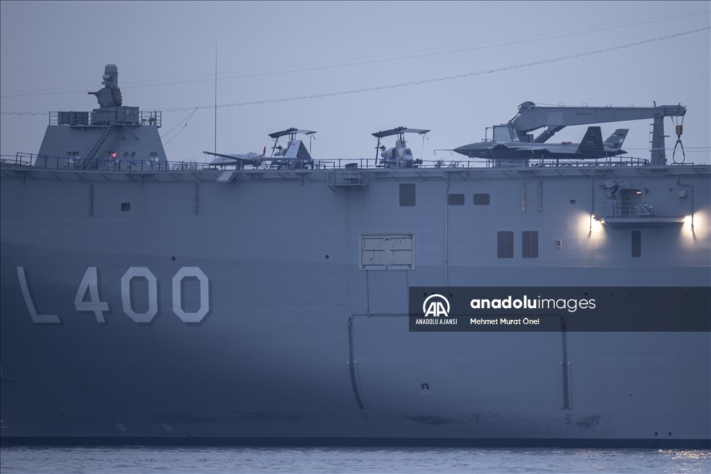 TCG Anadolu gemisi Sarayburnu Limanı'na demirledi