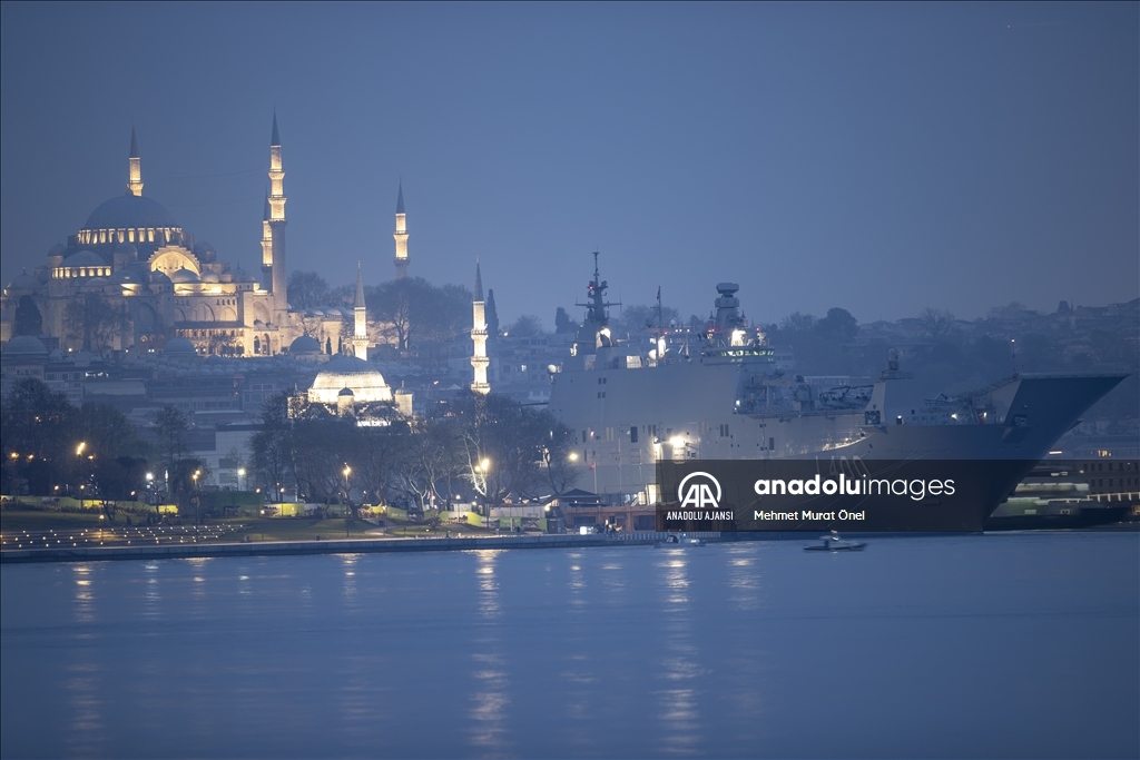 TCG Anadolu gemisi Sarayburnu Limanı'na demirledi