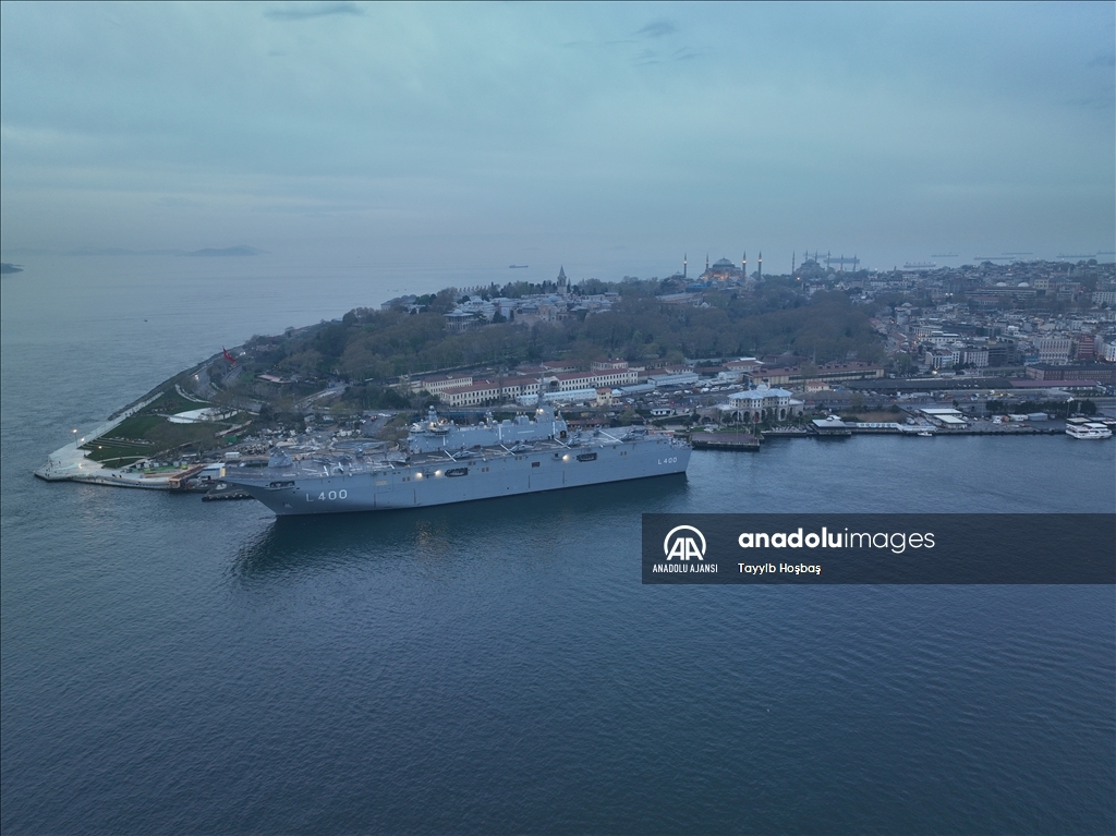 TCG Anadolu gemisi Sarayburnu Limanı'na demirledi