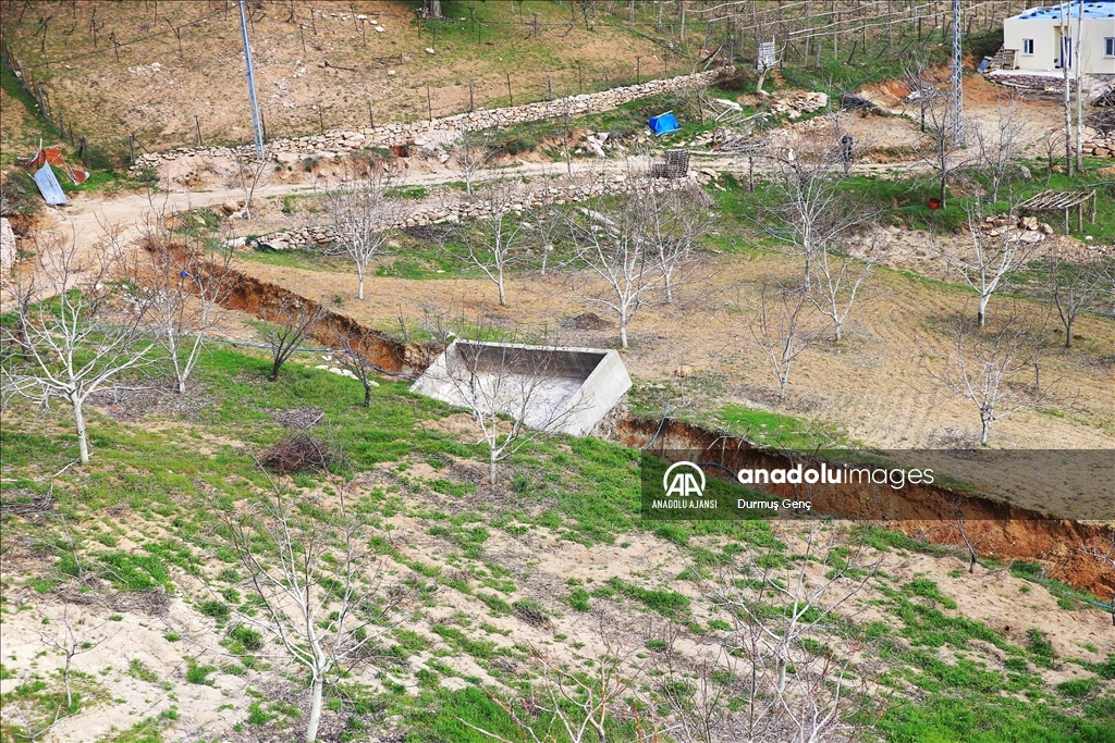 Kahramanmaraş'taki depremler Göksun'da yüzey kırıkları ve çökmelere neden oldu
