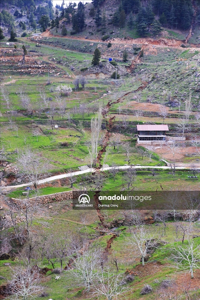 Kahramanmaraş'taki depremler Göksun'da yüzey kırıkları ve çökmelere neden oldu