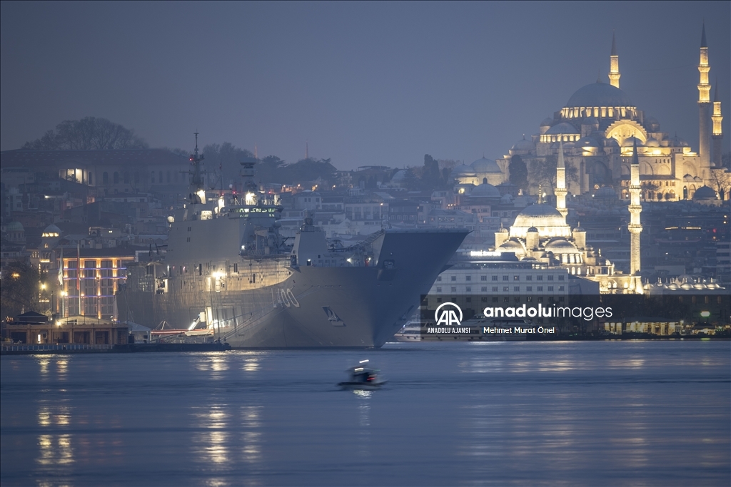TCG Anadolu gemisi Sarayburnu Limanı'na demirledi