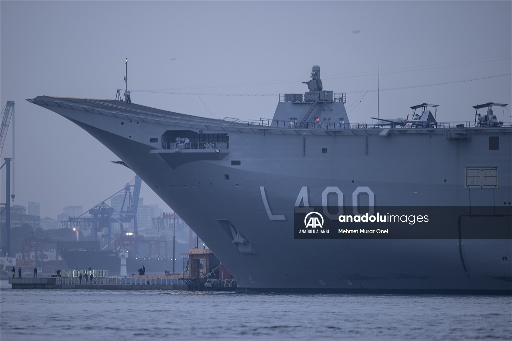 TCG Anadolu gemisi Sarayburnu Limanı'na demirledi