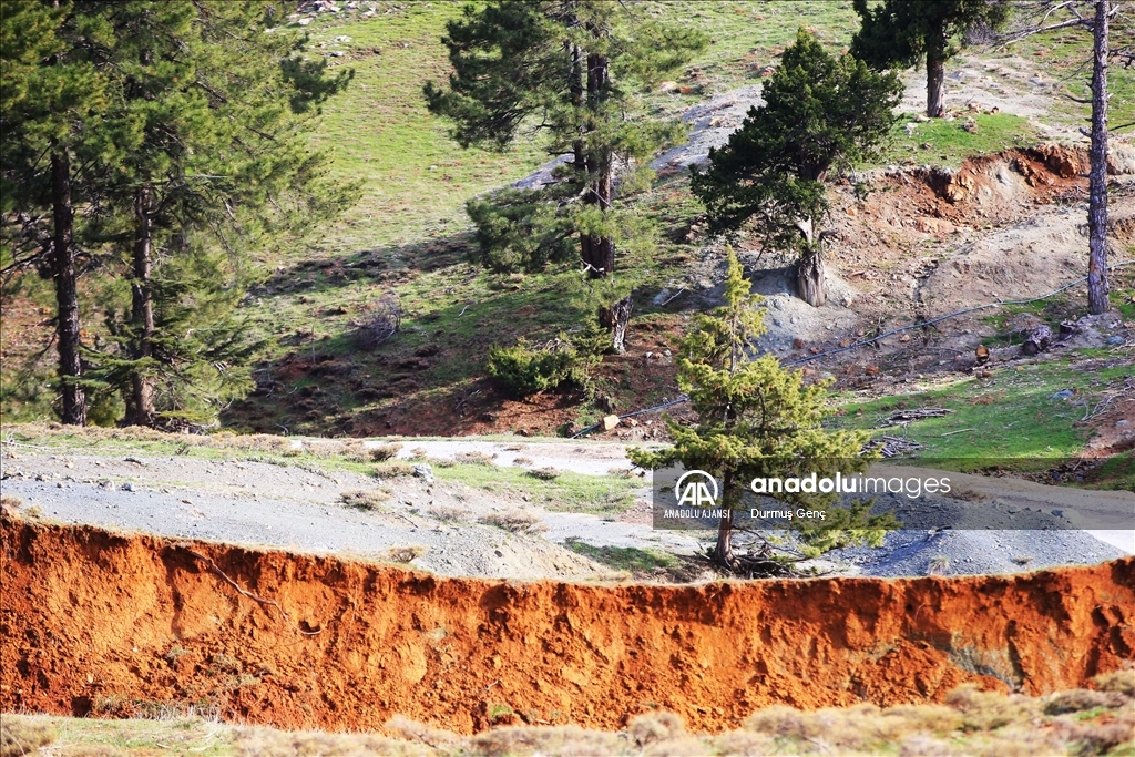 Kahramanmaraş'taki depremler Göksun'da yüzey kırıkları ve çökmelere neden oldu